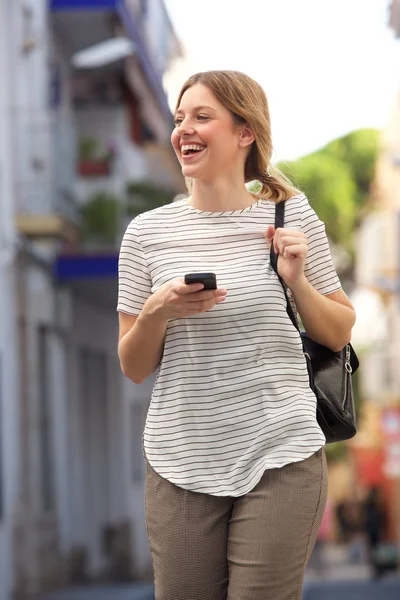 Retrato Una Joven Feliz Caminando Por Ciudad Con Smartphone Bolso — Foto de Stock