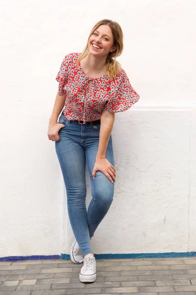 Retrato Larga Duración Una Joven Rubia Sonriente Jeans Contra Pared —  Fotos de Stock