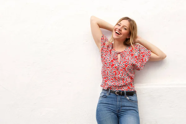 Portret Van Jonge Blonde Vrouw Lachen Met Handen Achter Het — Stockfoto
