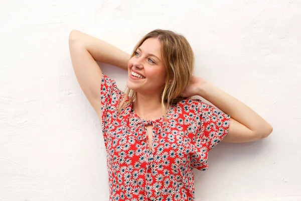 Retrato Una Joven Rubia Sonriendo Con Las Manos Detrás Cabeza —  Fotos de Stock