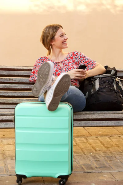 Retrato Una Joven Sentada Con Equipaje Sentada Banco Con Smartphone — Foto de Stock