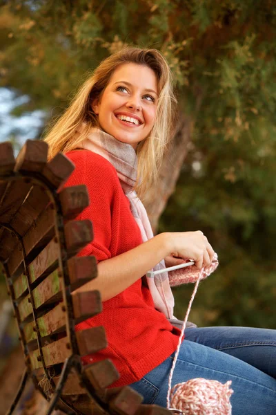 Retrato Una Atractiva Joven Sentada Afuera Tejiendo Bufanda —  Fotos de Stock