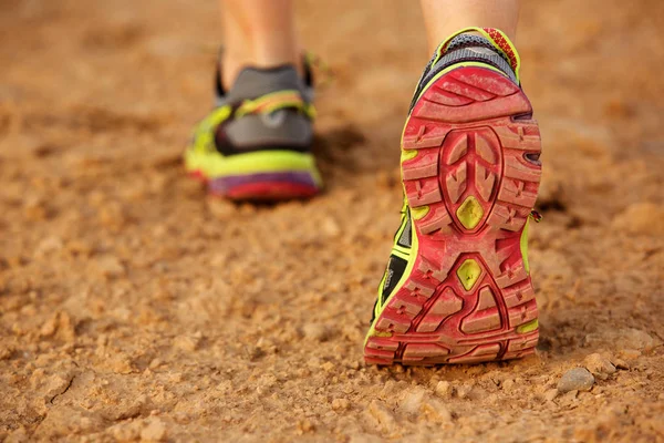 Image Recadrée Chaussures Féminines Marchant Sur Chemin Terre — Photo