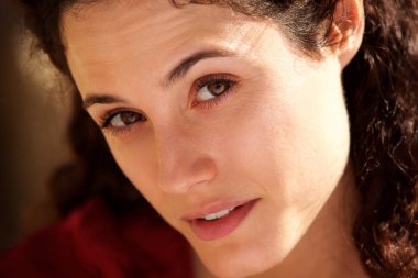 Bakarak çekici genç kadın portresi kapatın