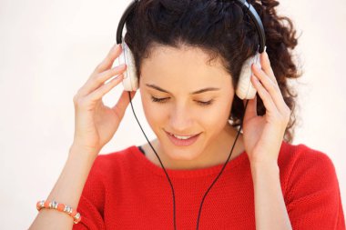 Kulaklıklar beyaz arka plan ile müzik dinlemek genç kadın portresi kapatın