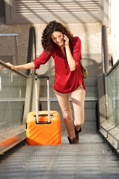 Porträt Einer Jungen Frau Auf Rolltreppe Mit Koffer Und Smartphone — Stockfoto