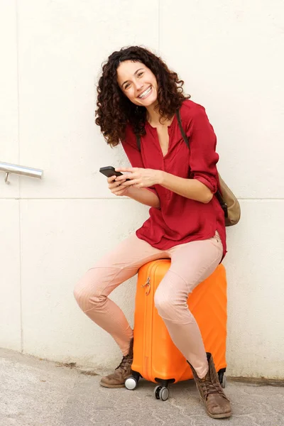 Portret Van Reizen Vrouw Zittend Koffer Het Gebruik Van Smartphone — Stockfoto