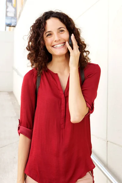 Retrato Mujer Joven Hablando Smartphone —  Fotos de Stock