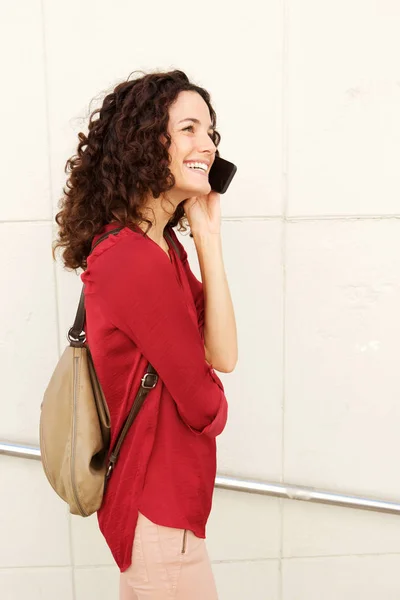 Perfil Retrato Una Joven Feliz Caminando Con Smartphone — Foto de Stock