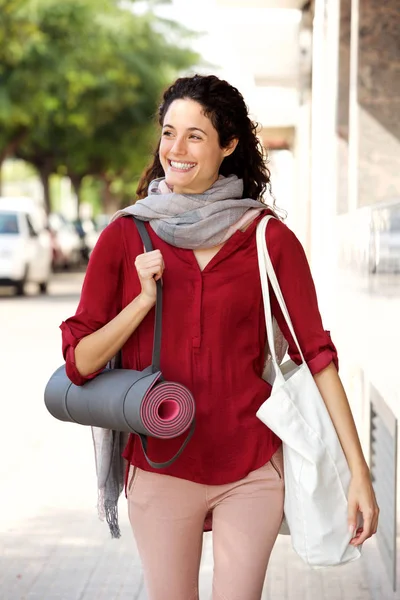 Gülümseyen Yoga Dersine Yürüyen Genç Bir Kadın Portresi — Stok fotoğraf