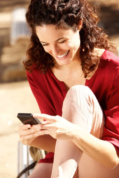 Ritratto Giovane Donna Attraente Che Sorride Guarda Smartphone — Foto Stock