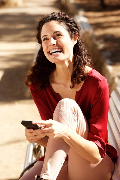Gülümseyen Akıllı Telefon Tutarak Mutlu Genç Kadın Portresi — Stok fotoğraf