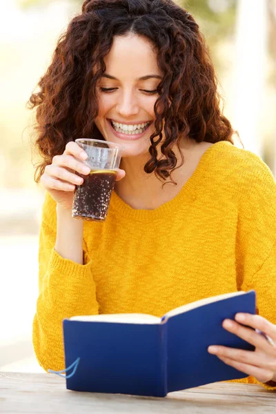 Retrato Una Joven Leyendo Libro Con Bebida — Foto de Stock