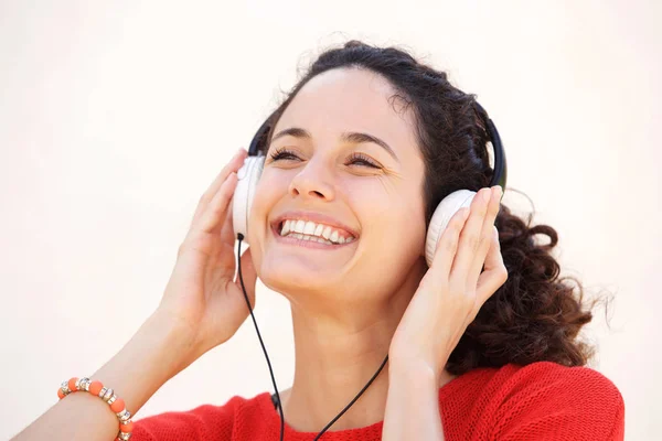 Close Retrato Atraente Jovem Mulher Sorrindo Ouvindo Música Também Com — Fotografia de Stock