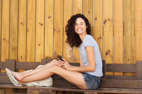 Portrait Jeune Femme Heureuse Assise Avec Smartphone — Photo