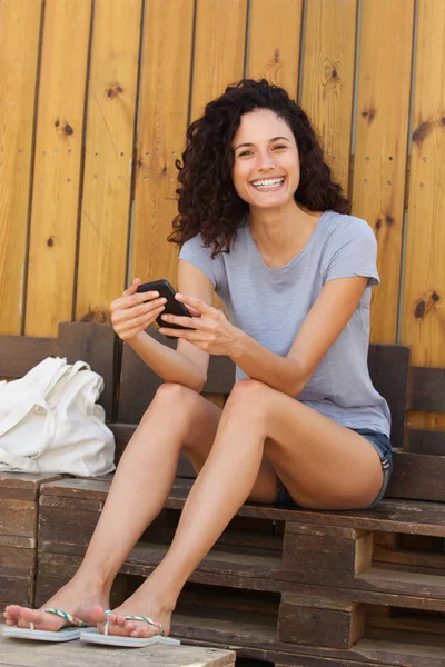 Porträt Einer Lächelnden Jungen Frau Mit Smartphone — Stockfoto