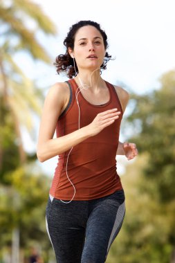 Dışarıda parkta çalışan genç bir kadın portresi