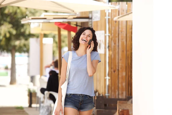 Yaz Aylarında Yürüyüş Cep Telefonu Üzerinde Konuşurken Genç Kadın Portresi — Stok fotoğraf
