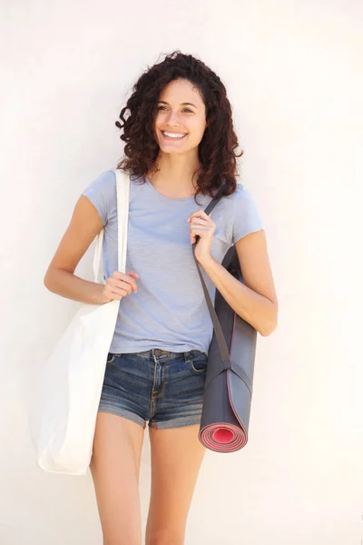 Porträt Einer Coolen Jungen Frau Die Mit Tasche Und Yogamatte — Stockfoto