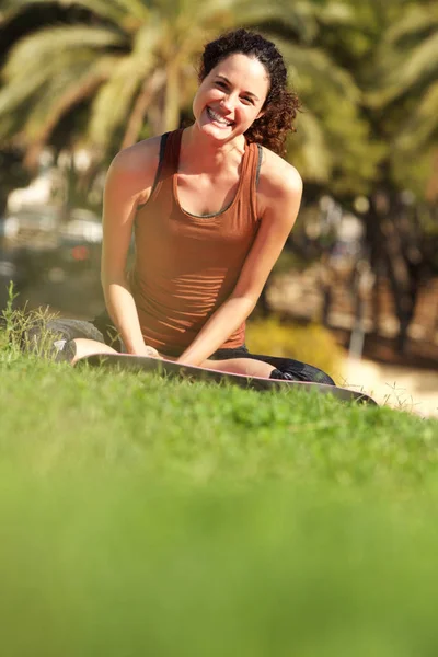 快乐的年轻瑜伽女性的画像在公园外面放松 — 图库照片