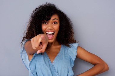 Gülüyor ve parmak işaret güzel genç Afro-Amerikan kadın portresi kapatın