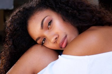 Çekici genç Afrikalı kadın portresi kapatın 