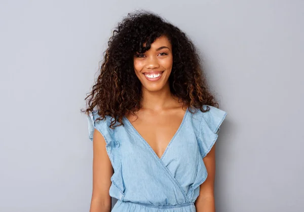 Close Retrato Bela Jovem Mulher Afro Americana Contra Fundo Cinza — Fotografia de Stock