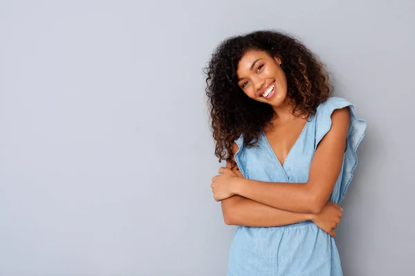 快乐的年轻非洲裔美国妇女的画像对灰色背景微笑 — 图库照片