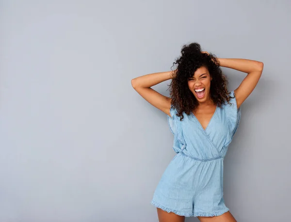 Retrato Jovem Afro Americana Gritando Com Mão Cabelo Contra Fundo — Fotografia de Stock