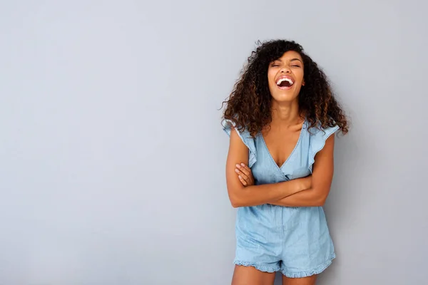 Retrato Feliz Jovem Afro Americana Rindo Contra Fundo Cinza Com — Fotografia de Stock