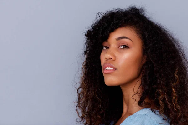 Närbild Porträtt Vackra Unga Afroamerikanska Kvinnan Mot Grå Vägg — Stockfoto