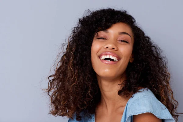 Retrato Cerca Una Hermosa Joven Afroamericana Riendo Sobre Fondo Gris — Foto de Stock