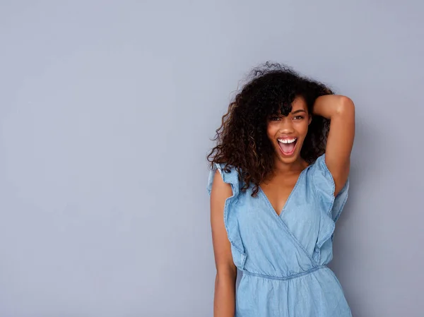 Retrato Jovem Mulher Africana Alegre Rindo Contra Fundo Cinza — Fotografia de Stock