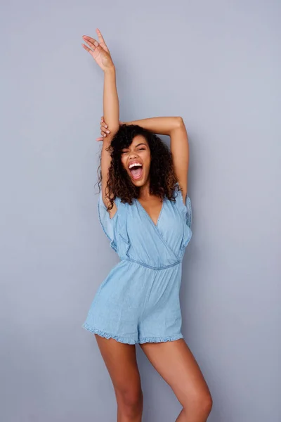 Portret Van Vrolijke Jonge African American Vrouw Lachen Met Arm — Stockfoto