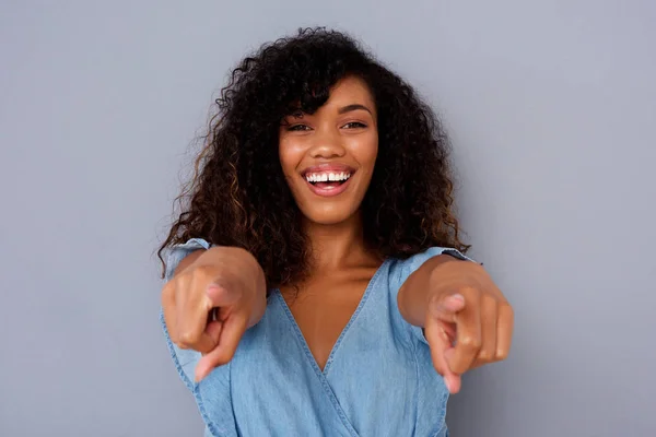 Närbild Porträtt Vackra Unga Afroamerikanska Kvinnan Ler Och Pekar Finger — Stockfoto
