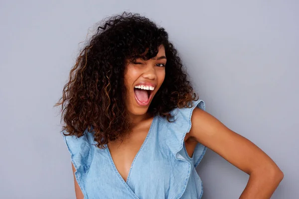 Close Van Portret Van Vrolijke Jonge African American Vrouw Winking — Stockfoto