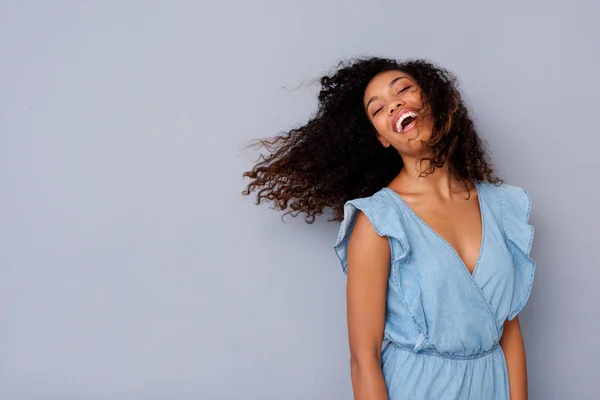 Portrét Veselá Mladé Afroamerické Ženy Kudrnatými Vlasy Smát — Stock fotografie