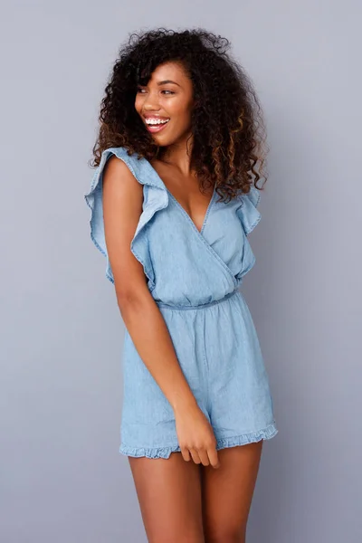 Portrait Belle Jeune Femme Afro Américaine Souriante Contre Mur Gris — Photo