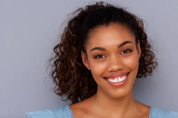 Primer Plano Retrato Chica Afroamericana Bonita Sonriendo Sobre Fondo Gris — Foto de Stock