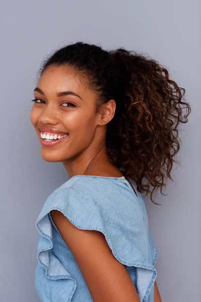 Portret Piękne African American Girl Uśmiechający Się Ścianę Szary Bliska — Zdjęcie stockowe
