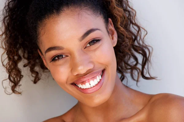 Portret Piękne African American Kobieta Uśmiechając Się Białą Ścianę Bliska — Zdjęcie stockowe