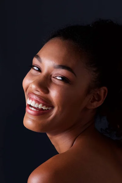 Gros Plan Portrait Femme Beauté Afro Américaine Sur Fond Sombre — Photo