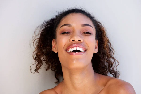 Primer Plano Retrato Hermosa Chica Negra Sonriendo Contra Pared Blanca —  Fotos de Stock