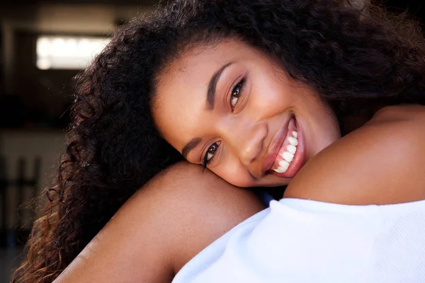Primer Plano Retrato Atractiva Joven Negra Sonriendo —  Fotos de Stock