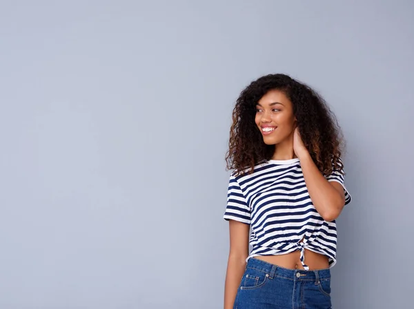 Retrato Joven Mujer Negra Feliz Sonriendo Camisa Rayas Sobre Fondo — Foto de Stock