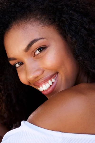 Primer Plano Retrato Feliz Joven Negro Mujer Sonriendo —  Fotos de Stock