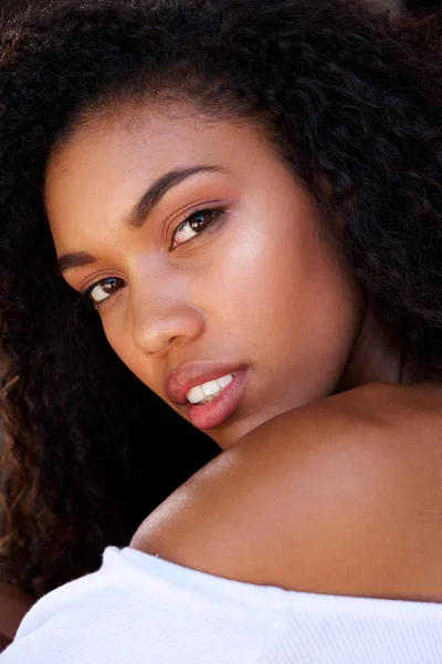 Primer Plano Retrato Atractiva Joven Afroamericana Mujer — Foto de Stock