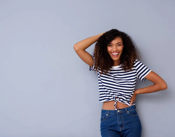 Porträt Einer Fröhlichen Jungen Schwarzen Frau Die Vor Grauem Hintergrund — Stockfoto