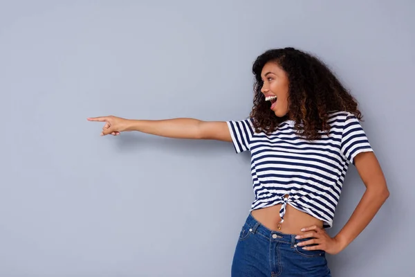 Retrato Jovem Mulher Feliz Rindo Apontando Para Espaço Cópia — Fotografia de Stock