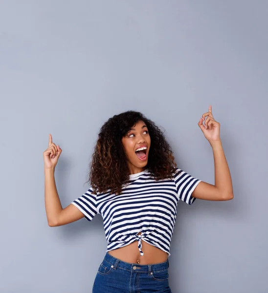 Retrato Uma Jovem Mulher Afro Americana Sorrindo Apontando Para Cima — Fotografia de Stock